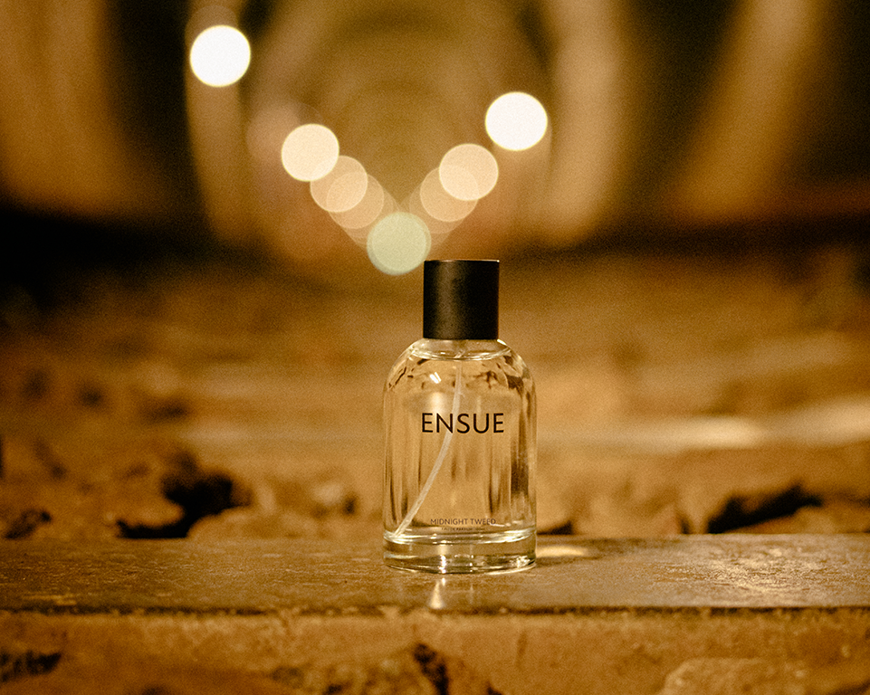 Fragrance Story｜Midnight Tweed — 都会の夜に寄り添い、静かに表情を深めていく